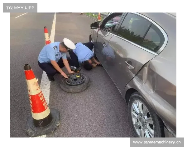 临渭区一轿车爆胎 交警帮换轮胎扳手像冰棍一样 临渭区一轿车爆胎 交警帮换轮胎扳手像冰棍一样